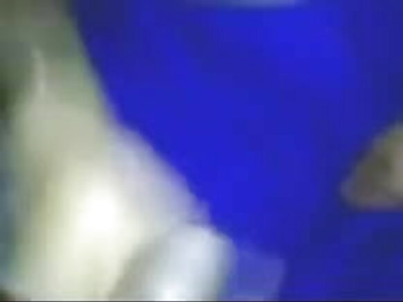 Sexy MILF India Anaonyesha Mafua Yake Mazuri ya Asili katika Filamu ya Filamu ya Kihindi