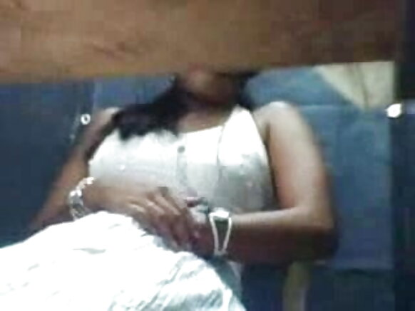 Msichana Mkali wa Kihindi Anafanya Ngono ya Bluu kwa Kamera Yangu Kupiga Punyeto Mbele ya Kamera