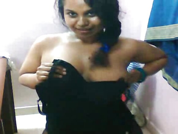 Lily mwenye matiti ya Kihindi anaonyesha matumbo na punda wake kwa kamera ya Bhojpuri