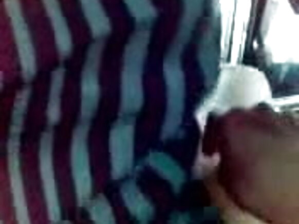 video ya buluu ya kihindi ya kuvutia iliyofanywa kijana kwenye gari