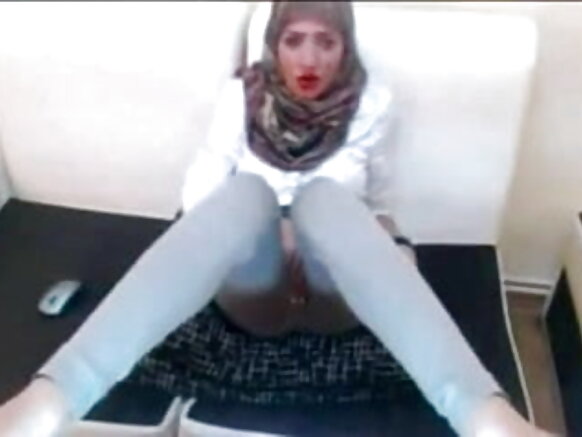 Hijabi anacheza na kitumbua chake huku akimsugua mbwa mrembo