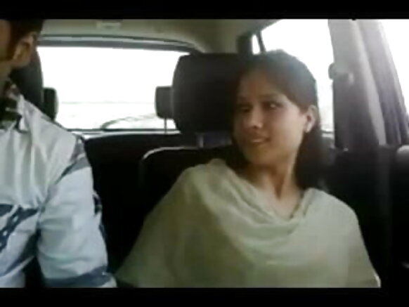 Wanandoa wachanga kutoka India Kaskazini wanafurahia filamu ya ngono ya BF wakiwa kwenye gari Part-I