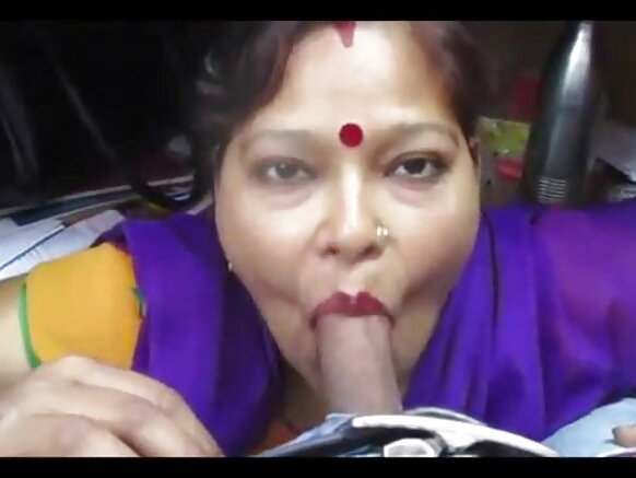 Desi aunty akitoa blowjob desi blowjob na video ya kuvutia ya kihindi deepthroat creampie