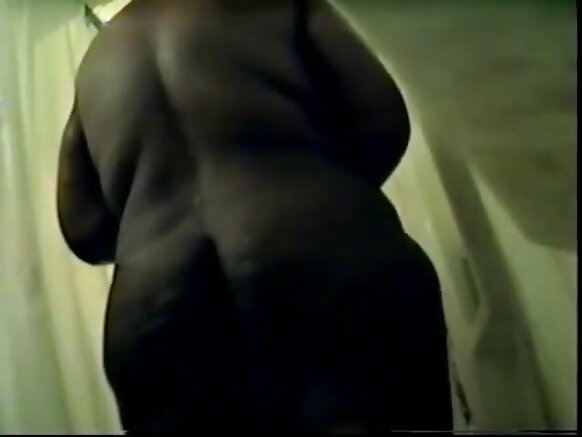 Filamu ya mapenzi inayoonyesha bbw bbw india katika kuoga