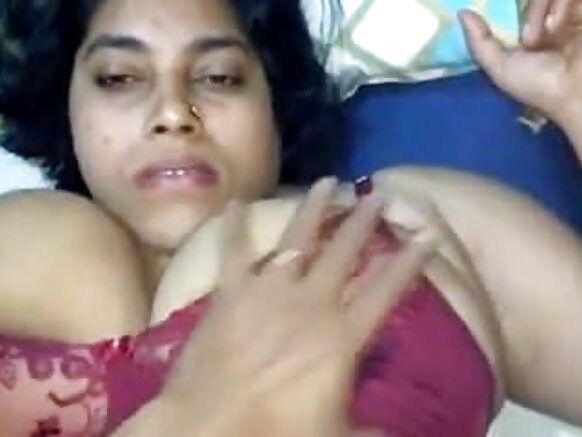 Onyesho la ngono la shangazi wa India kwenye video ya filamu ya ngono.