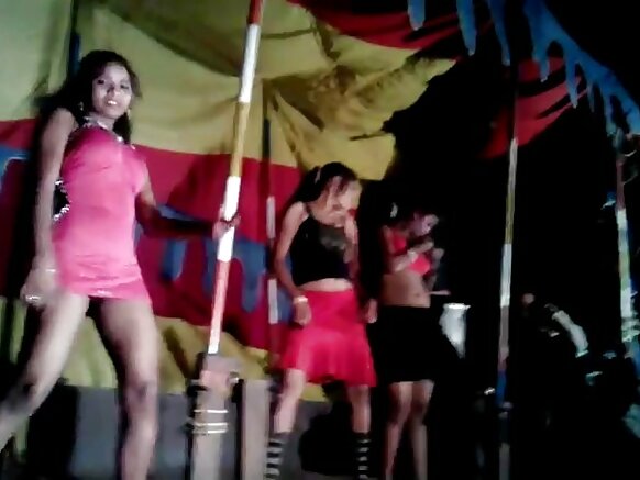 Msichana wa mujra wa Kitamil akionyesha pussy yake kwa umati wa filamu ya kuvutia