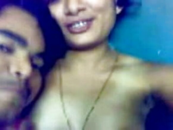 Kerala cutie inaonyesha tits na pussy alitekwa na mpenzi wake kuonyesha nje boobs yake