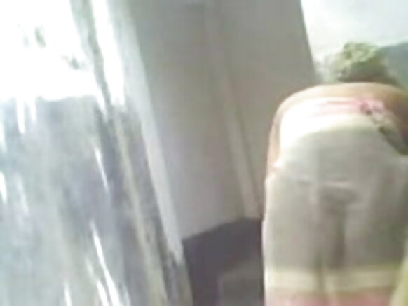 Video ya kuvutia ya msichana kutoka India Kaskazini akioga uchi iliyonaswa katika HD na mfanyakazi wake mpya wa nyumbani