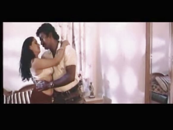 Mpiga Picha wa Filamu za Video za Kihindi Reshma akimtongoza mpiga picha huyo