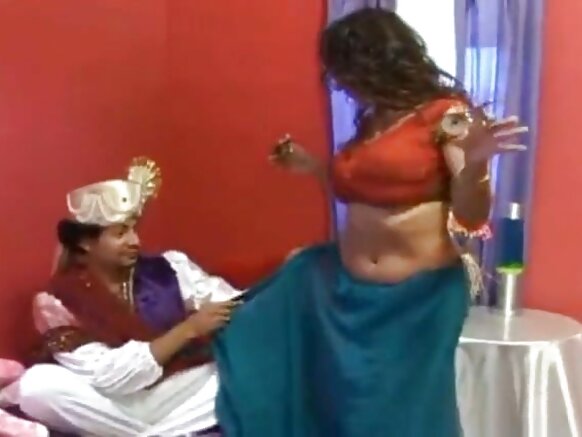 Mfalme wa India na malkia mfalme kwa kujificha walijificha uchi na kukimbia