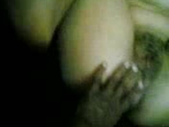 Msichana wa Kihindi anaonyesha matumbo na pussy katika filamu ya kihindi ya kuvutia