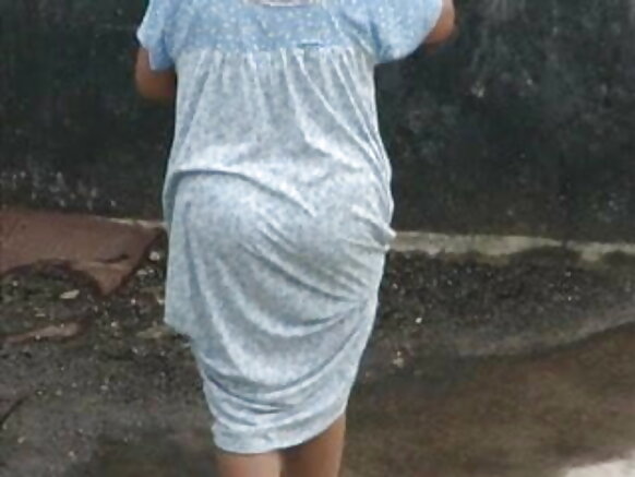 Kupeleleza Shangazi wa Kihindi - Ass Bend - Booty Aunty Voyeur Filamu ya Video ya Sexy Kwa Kiingereza