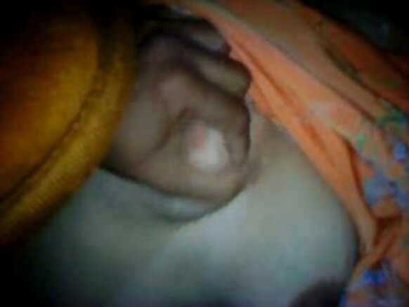 Southern Hindi Picture Sexy Picha ya Blue Akifukiza Shangazi mwenye akili anamsaidia mumewe huku akimlawiti.