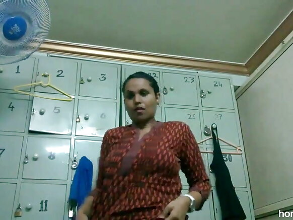 Bharat Nena Ngono Lily akiwa uchi baada ya kubadilisha nguo