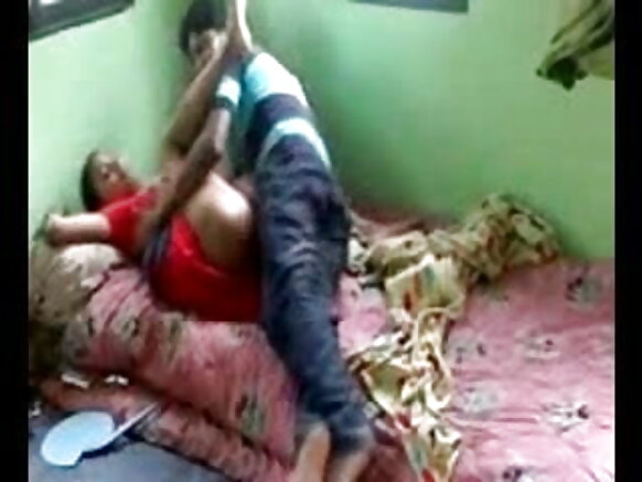Kijana wa Desi analamba kahaba nyumbani