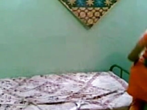 Picha ya Smart sunny leone blue full hd msichana wa kihindi akishikana na mpenzi wake wasichana wakishuka