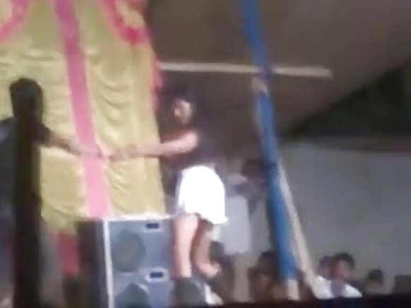 Msichana wa Kihindi anaonyesha mtu aliyevua uchi kwenye picha ya kuvutia ya umma