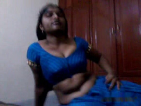 Andhra aunty anaonyesha picha ya blowjob na saree ya kuvutia kwa Kiingereza