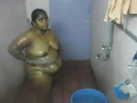 Mhindi wa Kusini Desi Aunty Akioga Filamu ya Wazi ya Ngono ya Kihindi