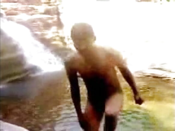 Mke wa Desi kijijini akijitosa nje kwenye ukingo wa mto video movie ya kihindi ya kuvutia
