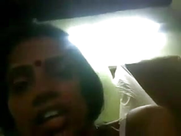 Desi wife akitoa majani kwa rafiki wa mume wake blowjob ya simu na filamu ya video ya ngono