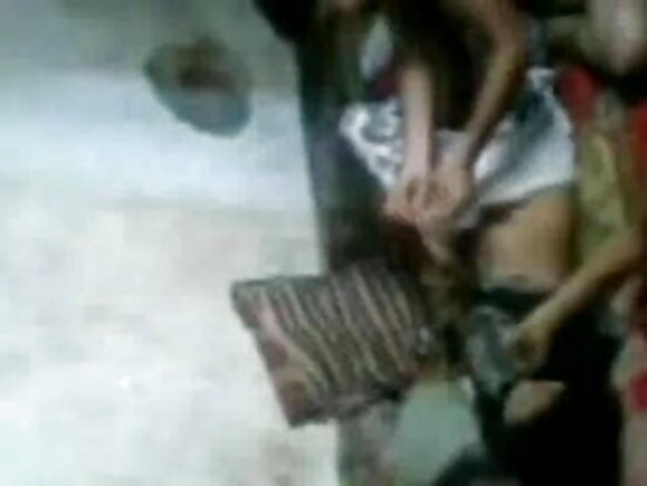Msichana mrembo wa Kihindi anavuta sigara, akichumbiana na mpenzi wake aliye busty movie mpya