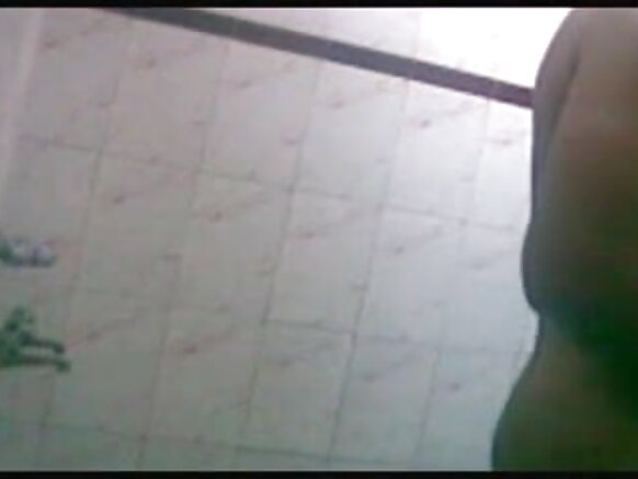 Desi full sexy filamu ya Kihindi mke wake kuoga na mume wake katika kuoga rafiki