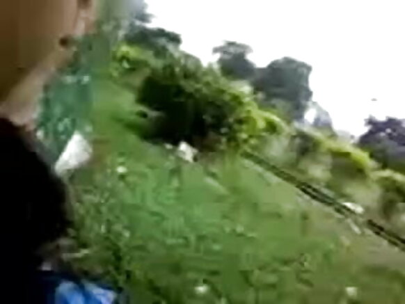 Desi babe anabusu na kufichua mirindimo ya buluu ya kuvutia kwa Kiingereza