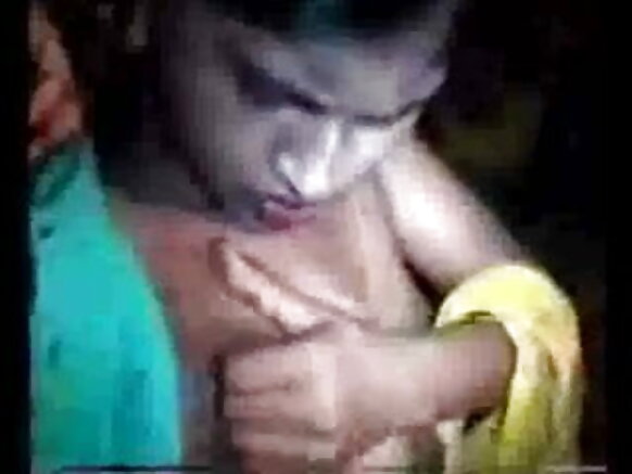 Shangazi wa India Kaskazini alionyesha matumbo yake mbele ya sinema ya ngono ya jirani yangu