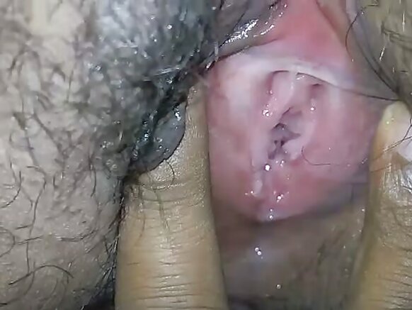 desi sexy film india milf desi milf mwenye pussy yenye nywele akipata vidole kwenye kisimi