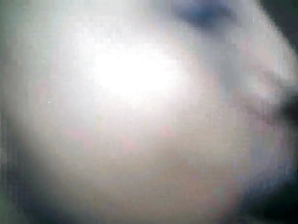 Desi mwanamke ananyonya na kulamba jogoo wa desi bf kutazama sinema ya kupigana