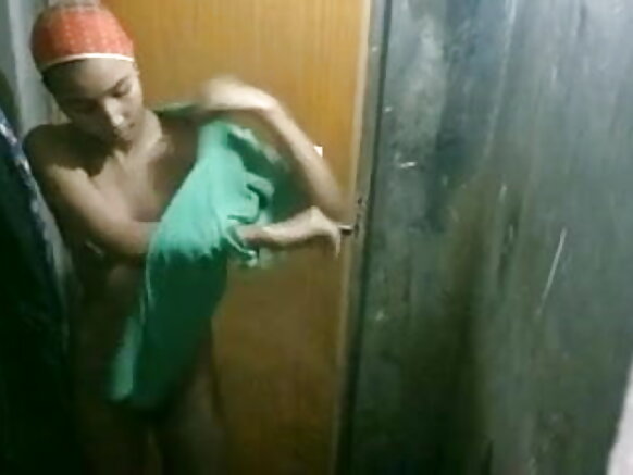Msichana akiwa anaoga alinaswa na simu ya jirani katika video ya bluu ya kuvutia