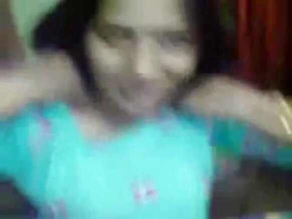 India bhabhi wa jiji la kuvutia alilawitiwa na rafiki yake kwa mara ya kwanza kwenye video ya filamu ya kihindi ya kuvutia