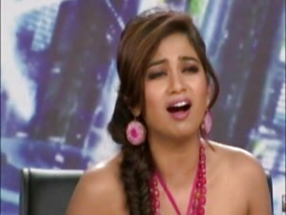 Mwimbaji wa India Shreya Ghoshal anaonyesha boobs kwenye filamu ya kipindi cha televisheni cha India Hot Sexy BF