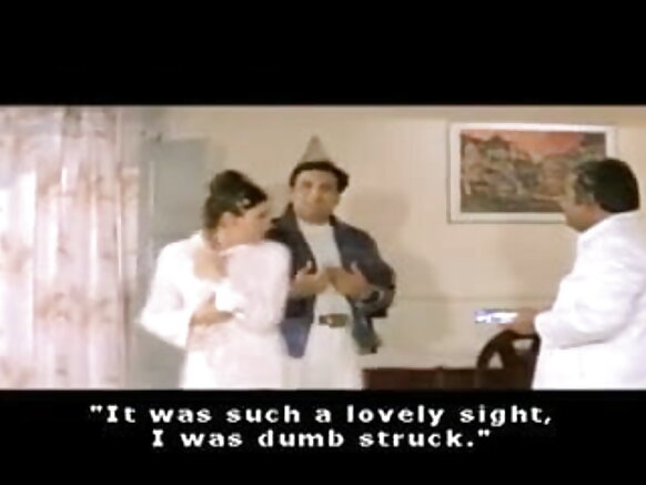Mtu mashuhuri wa India Kareena Kapoor akionyesha mgongo wake mtupu