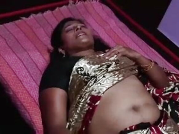 S.Indian Busty Mallu Aunty Afanyiwa Massage Kutoka kwa Dereva Wake Filamu ya Kihindi ya Sexy