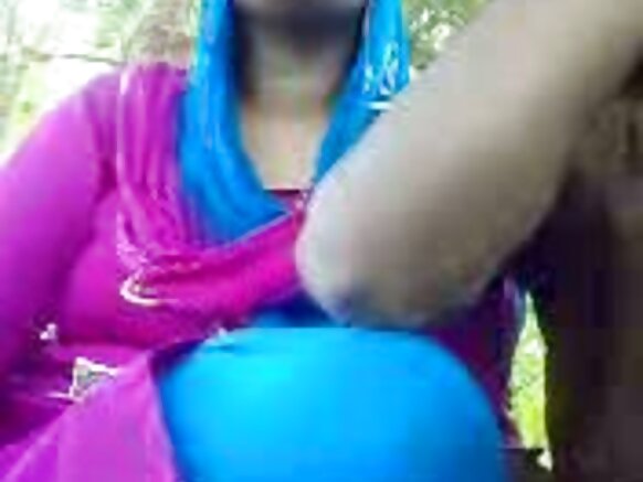 Desi aunty alitengeneza majani kwenye park desi aunty full sexy kwa Kihindi