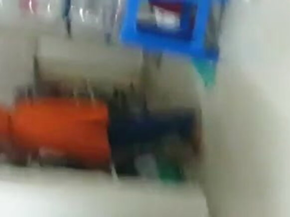 Boss anaonyesha jogoo aliyepakia kwa msichana. Onyesha filamu ya kupendeza ya leone ya jua.