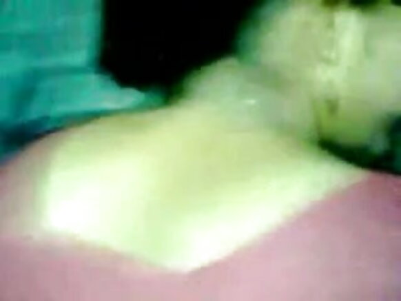 Bangla desi mwenye umri wa miaka 35 anaonyesha mume wake, mpenzi wake, filamu ya ngono kwa Kihindi. Ee mungu, tazama