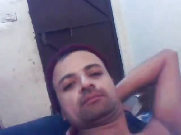 msichana wa punjabi akimpa mbwa jogoo sinema ya kuvutia
