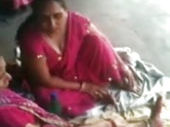Busty Indian MILF kwenye kituo cha treni cha 2(o)(o) video ya bp ya kuvutia