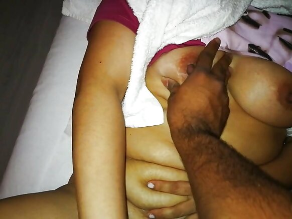 Mwanamke wa Kihindi akifanya masaji ya majani kwa mkono wake