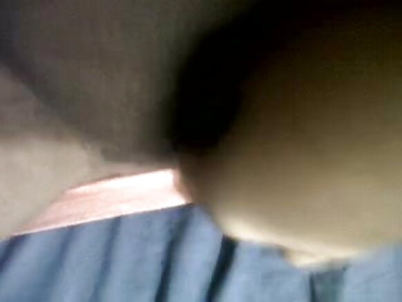 Msichana wa Kibengali anajichua na tango la kuvutia kwa kuingiza vidole vyake vya video ya bluu