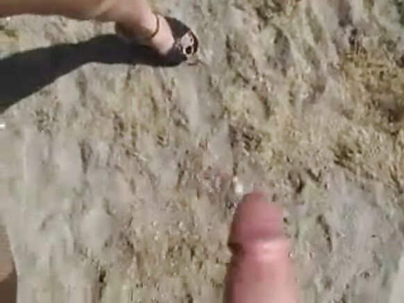 Sunny Leone akitoa blowjob kwa mumewe kwenye ufuo wa filamu ya picha za kuvutia