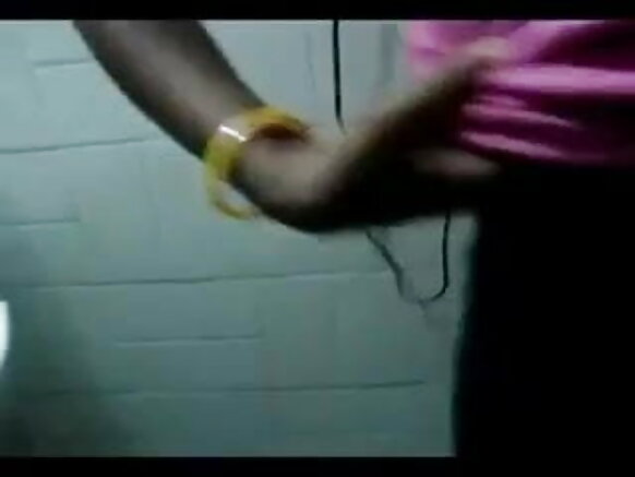 Mjakazi wa Kihindi anaonyesha matumbo yake laini kwa video yake kuu ya filamu ya ngono bafuni