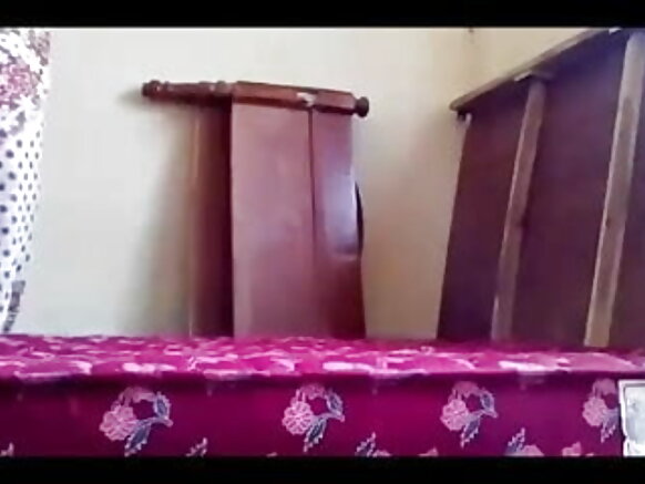 Mwanamke wa mzee alishikwa na buluu mchanga wa kuvutia