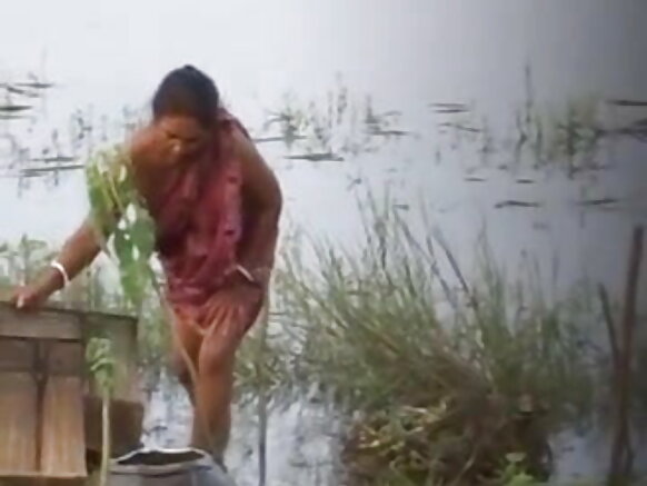 Shangazi akionyesha matumbo bila blauzi filamu za kihindi za kuvutia zinazoonyesha 2