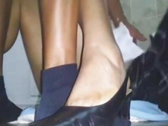 Mpe filamu ya mapenzi na umpeleke nyumbani.