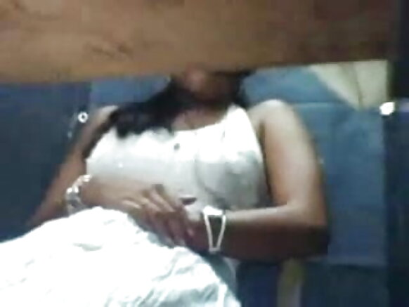 Msichana wa kamera ya wavuti ya India anapiga punyeto kwenye mgahawa - sinema ya jioni ya kuvutia
