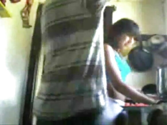 Binamu wa Kihindi akijivinjari kwa vyakula vya Kihindi na kuomboleza kwa sauti ya video ya filamu ya kuvutia hd